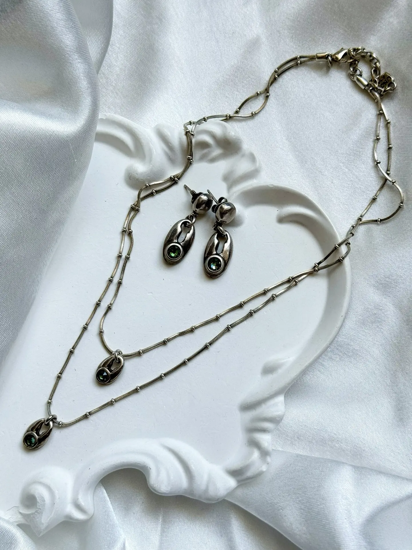 Серебряная элегантность с изумрудным сиянием 💎