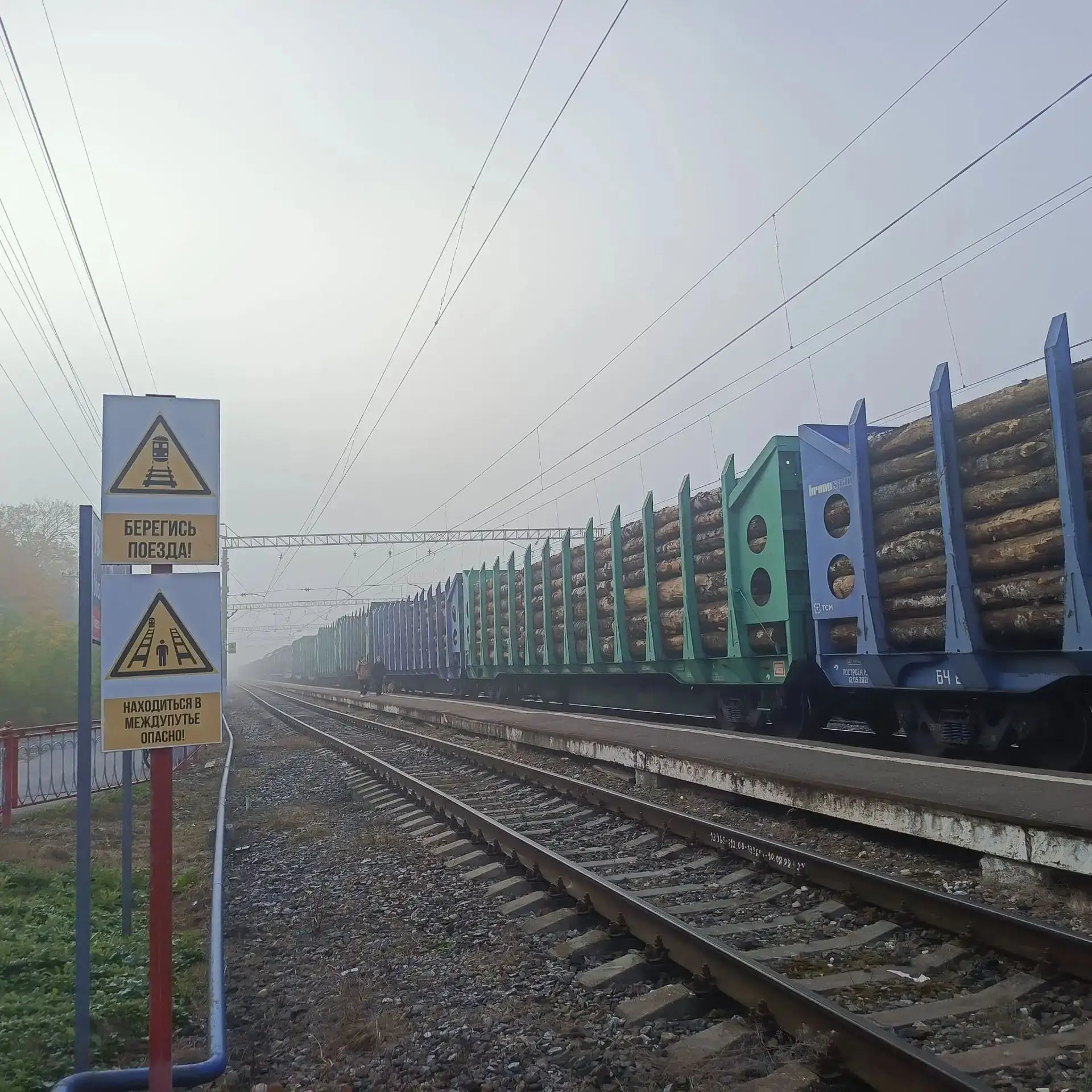 Второй день на ж/д переходе в Уваровке стоят поезда.