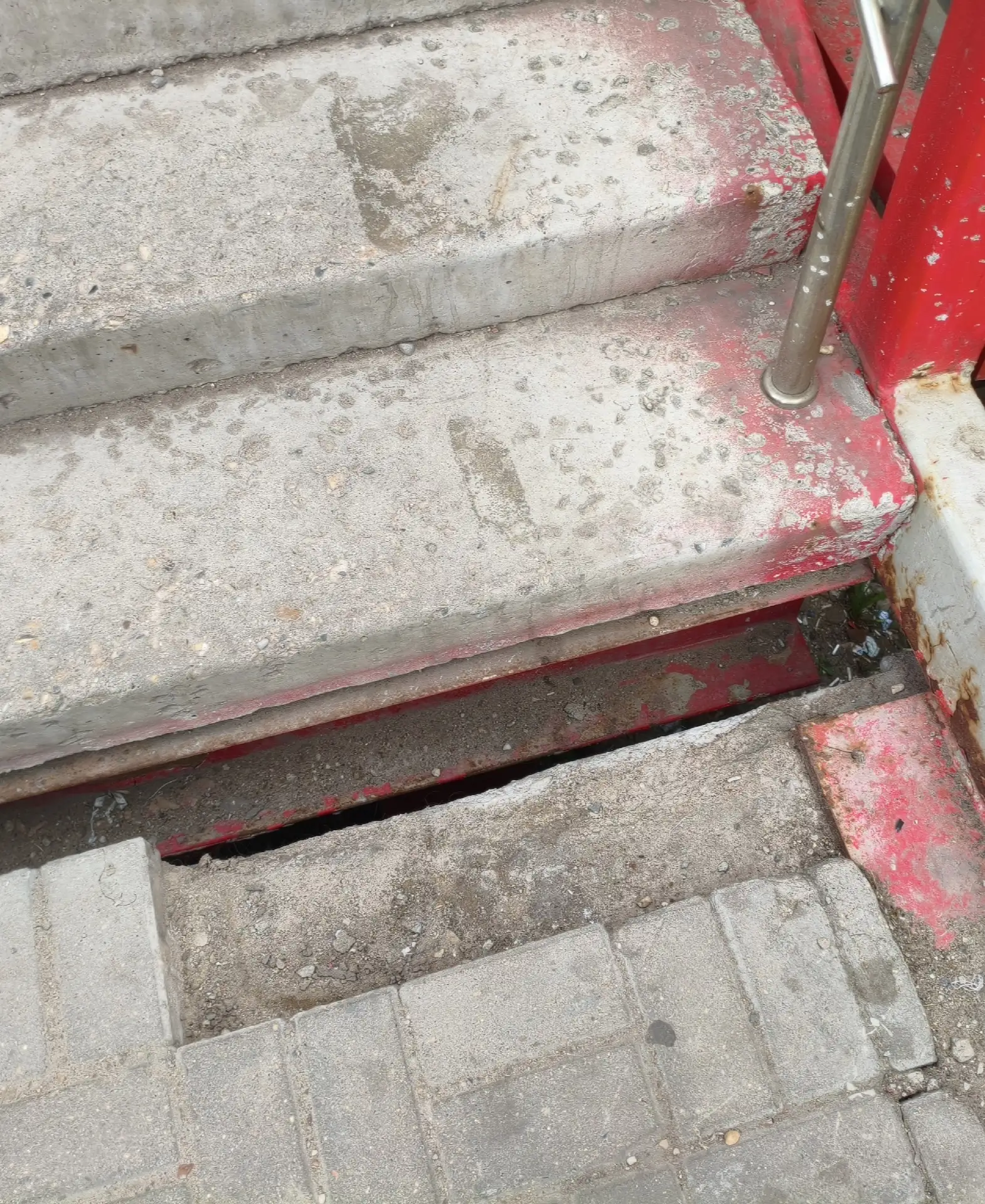 Дыру в лестнице на новом мосту через железнодорожные пути даже не зацементировали, а пр...