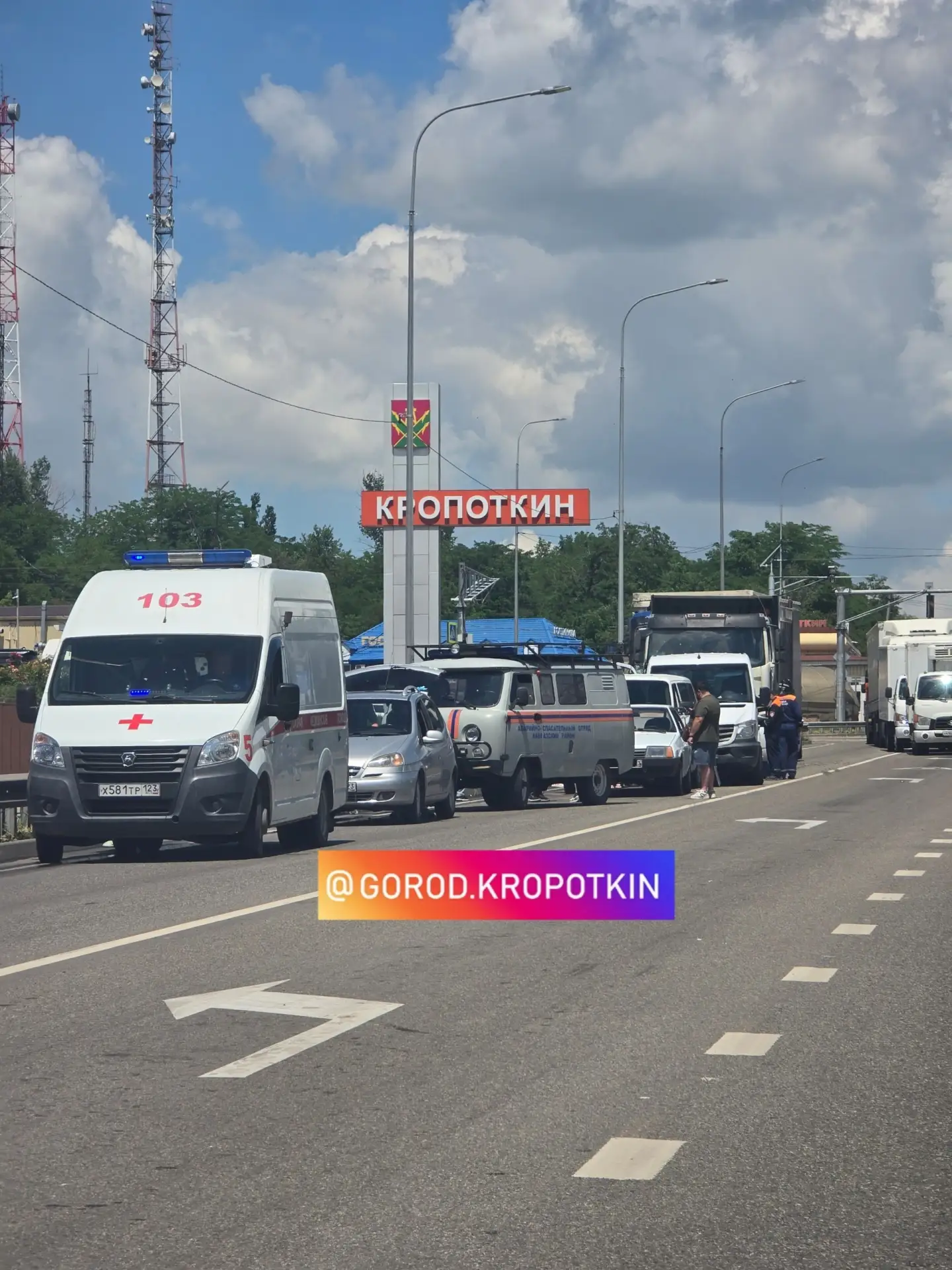 ДТП на Казанской горе. 
6 машин, один за другим въехали в друг друга.

-прислал нам подписчки канала