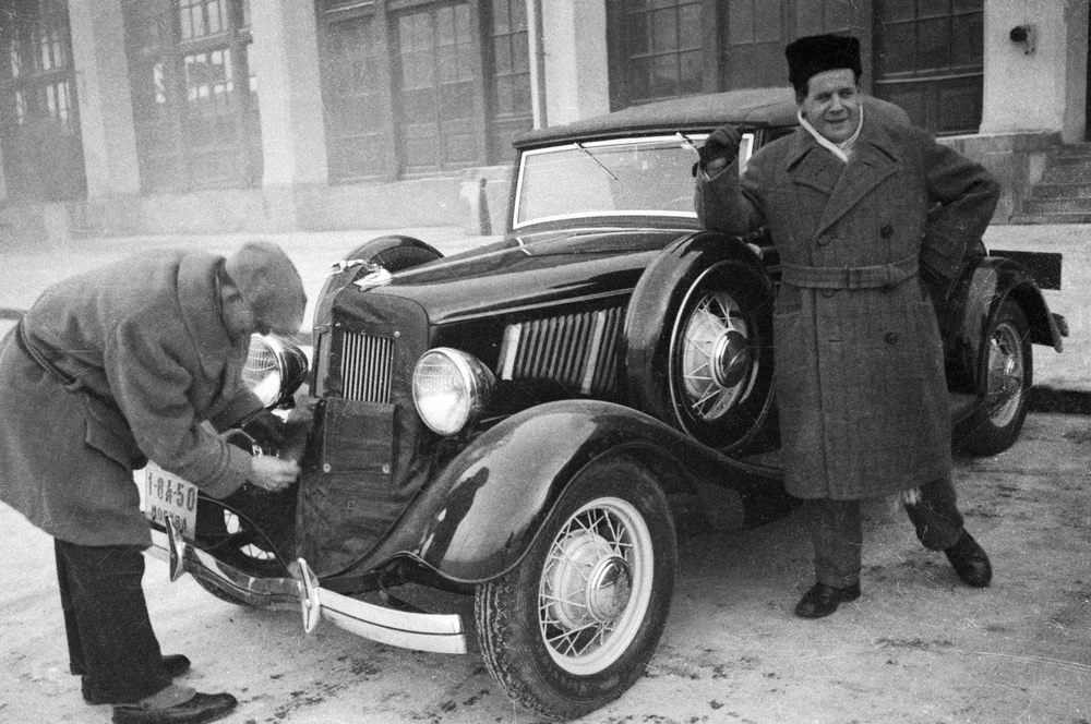 Отец советского кинематографа Сергей Эйзенштейн у входа в киностудию. А рядом, окутанный русским мор