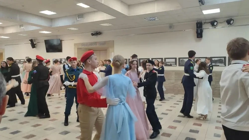 💐Спускается с небес вечерняя прохлада. Спешат цветы из сада во дворец. Две розы, рядом трон, мерцает