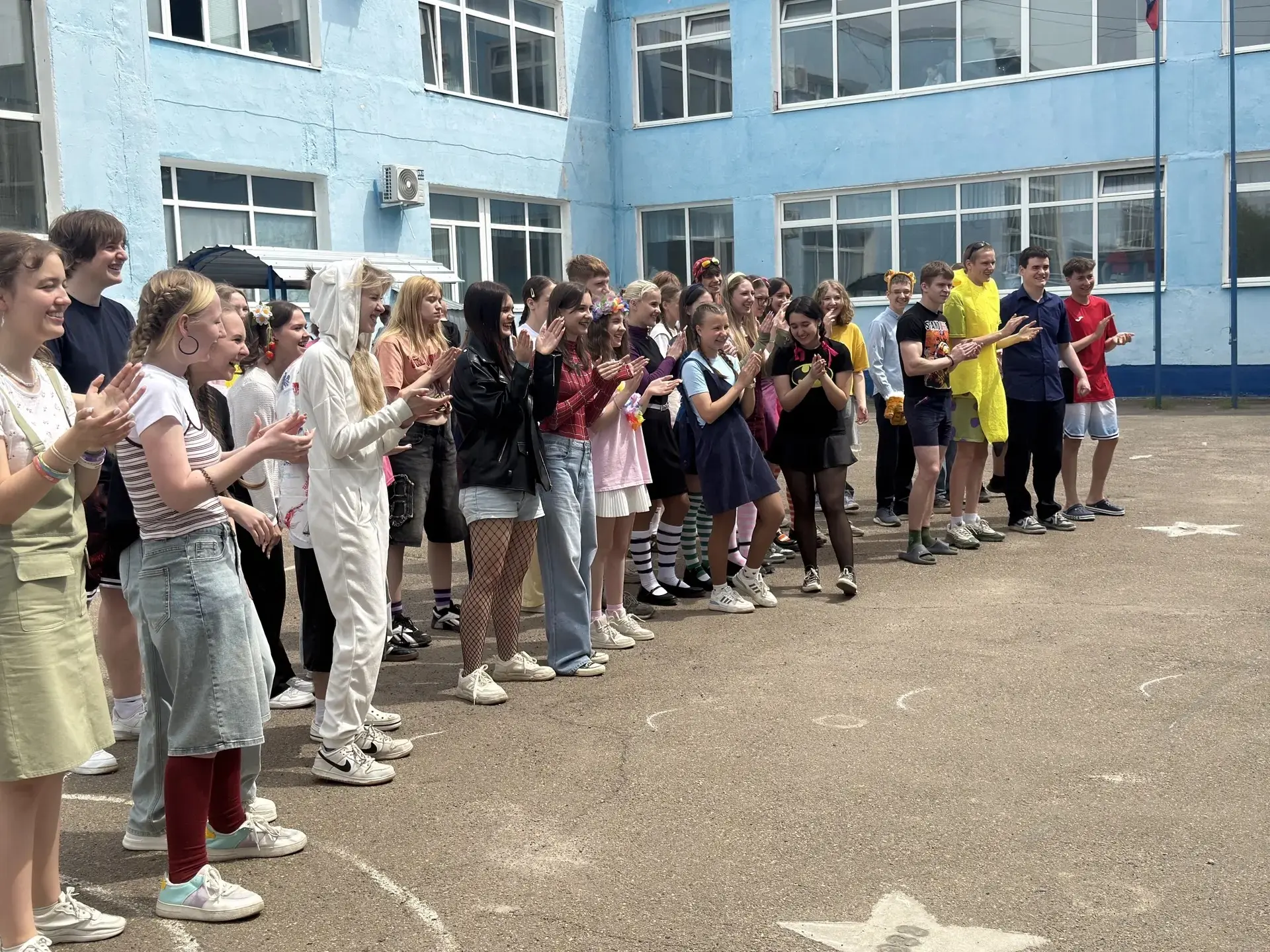 🔔 Детство, прощай! В нашей школе ярко завершается учебный год для одиннадцатиклассников