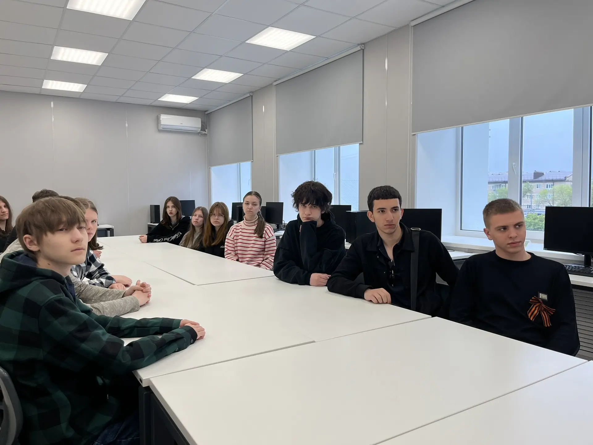 🇷🇺 Новую учебную неделю ОУФТ традиционно начинает с торжественной церемонии выноса флага и исполнени