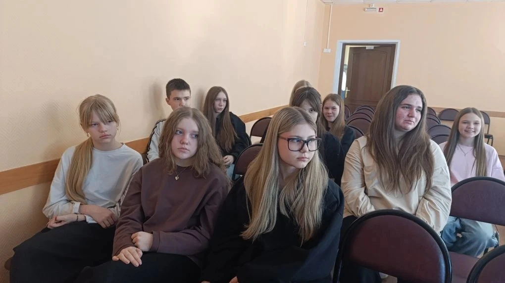Полезное дело в преддверии праздника! 🎁✨  Активисты «Движения Первых» Дарья Аулова и Лида Григорьева