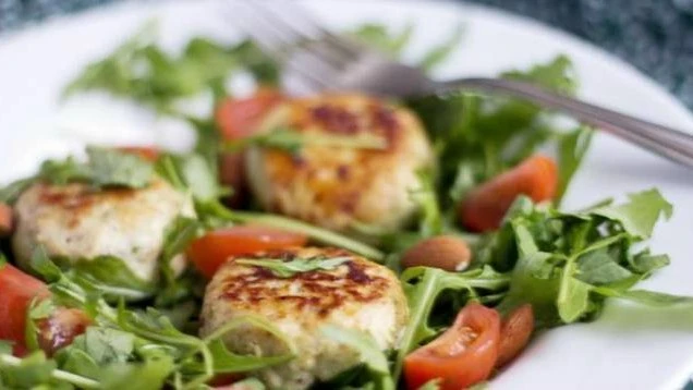 Котлеты из мяса птицы с миндалем и яблоком

Ингредиенты:
Филе индейки - 350 г
Филе куриное - 350 г
М