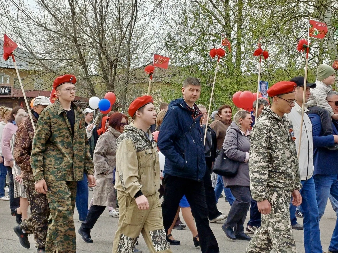 «Бессмертный полк» прошел по улице Советской в поселке Рудничный.   В День Победы жители Анжеро-Судж