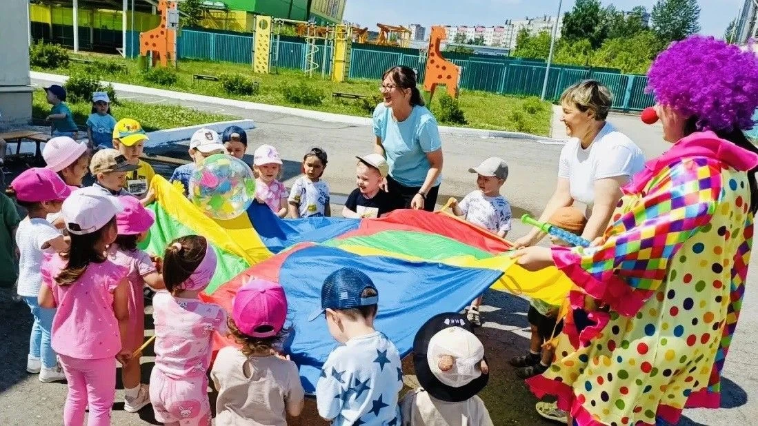 🦹Сегодня к малышам нашего детского сада приходила весёлая и озорная клоунесса Канапушка. Вместе с н