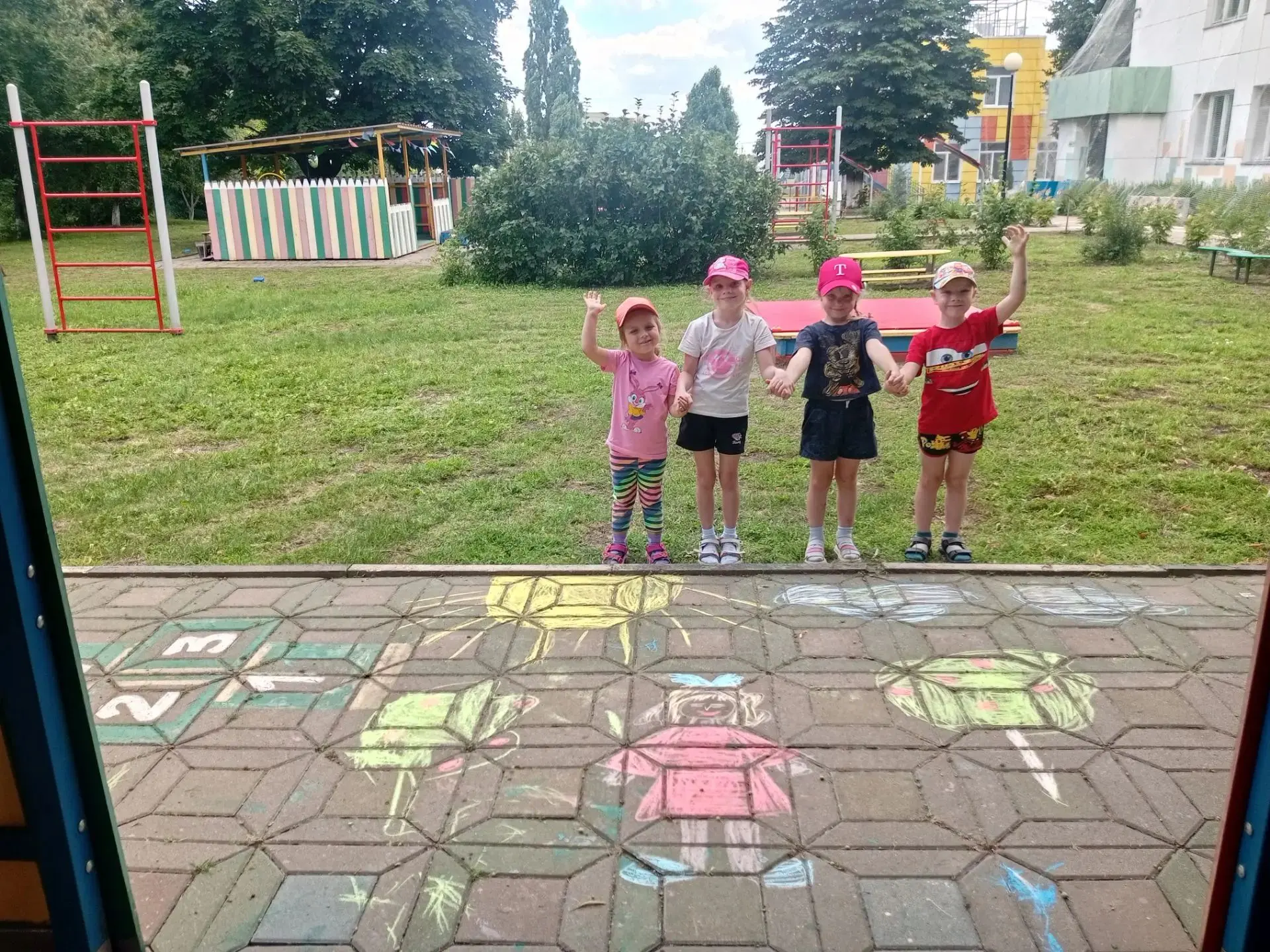👨👩‍🦰Рисование на асфальте — это отличный способ провести время на прогулке, развивая фантазию и м