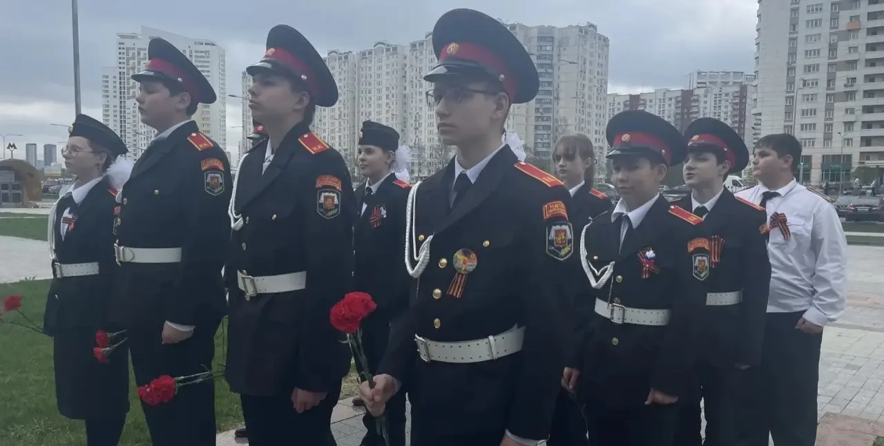 🔺Сегодня наши ученики стали участниками городской акции «Красные гвоздики» проекта «Мо...