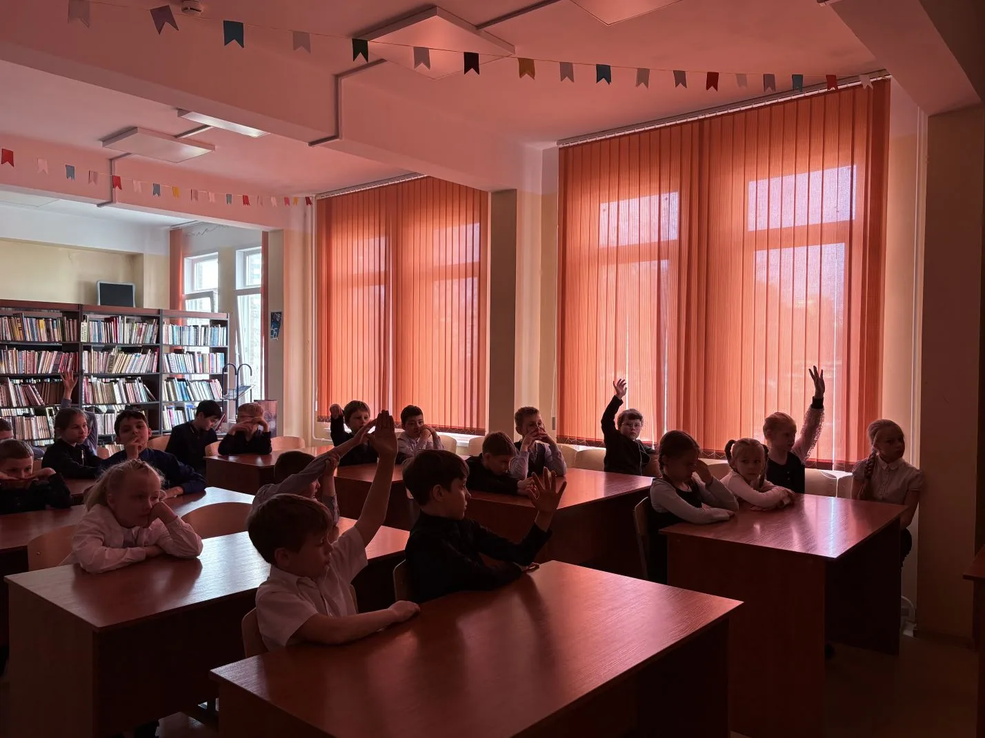 ✨ Волшебное путешествие в мир сказок Андерсена! ✨   16 апреля в 2 «В» классе прошло увлекательное за