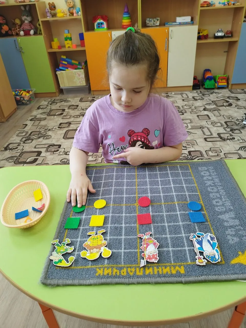 Одним из главных свойств, которые дают ребенку представление об окружающем мире, являет...