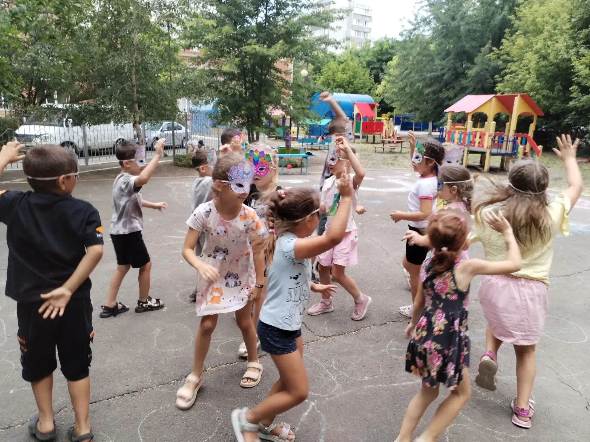 «Всего одна маска — и море детского восторга! 🌿✨

Сегодня наши «Семицветики» примерили индейские ма