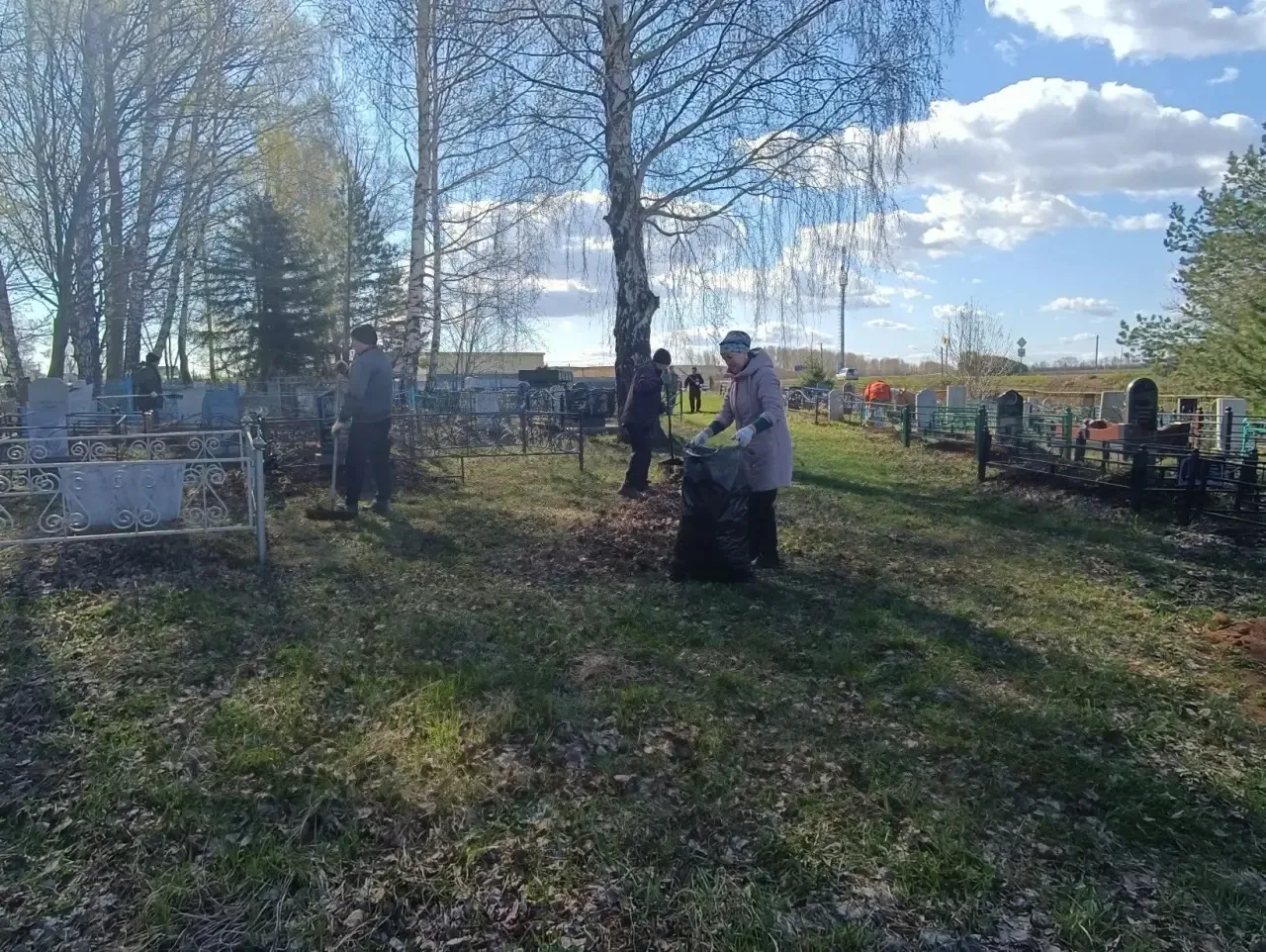 В селе Кувады прошёл субботник на кладбище в рамках санитарно-экологического двухмесячника.  Жители 