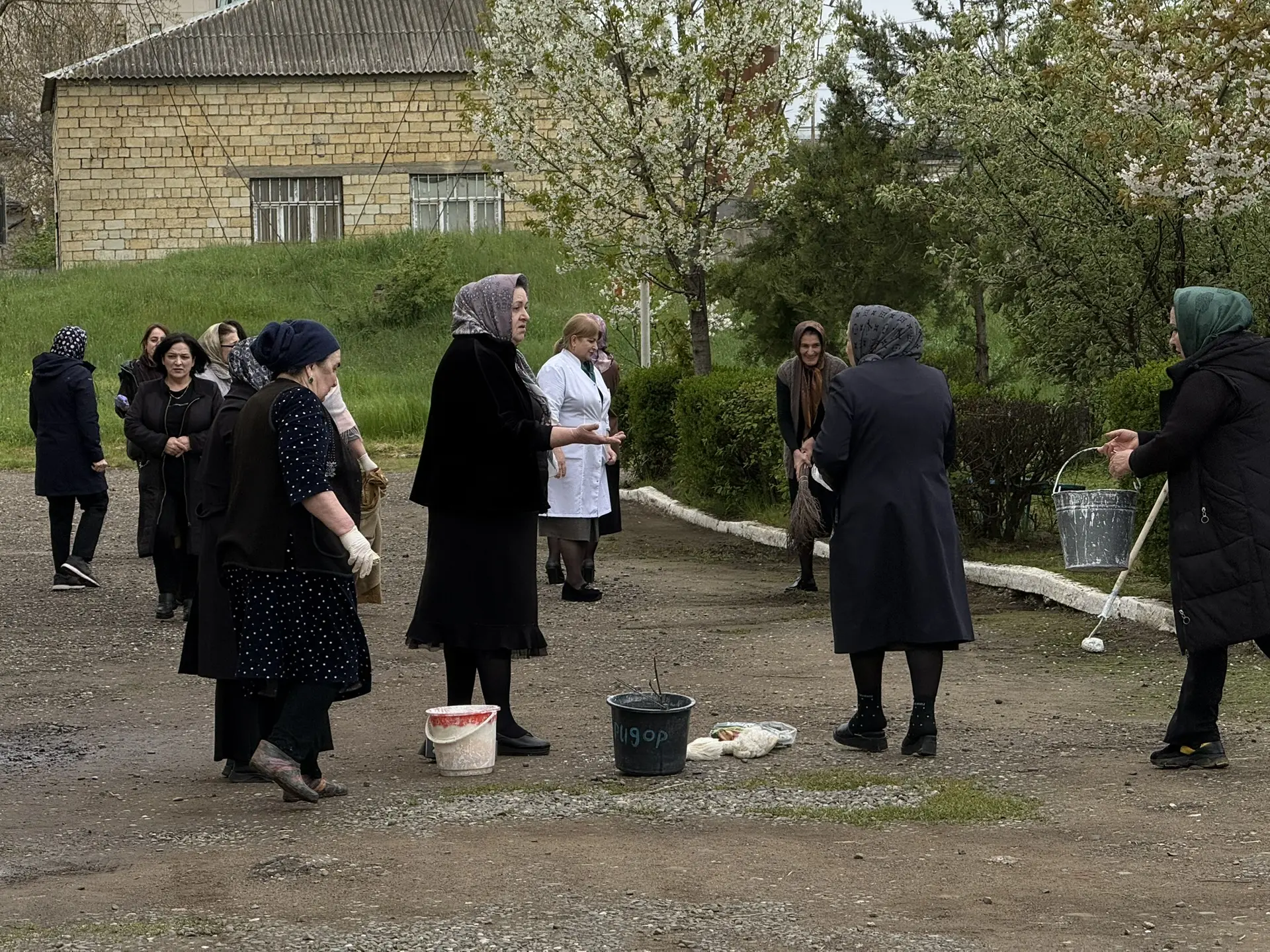Как говорится, чистота — залог здоровья. Сегодня все активно вышли на субботник, чтобы ...