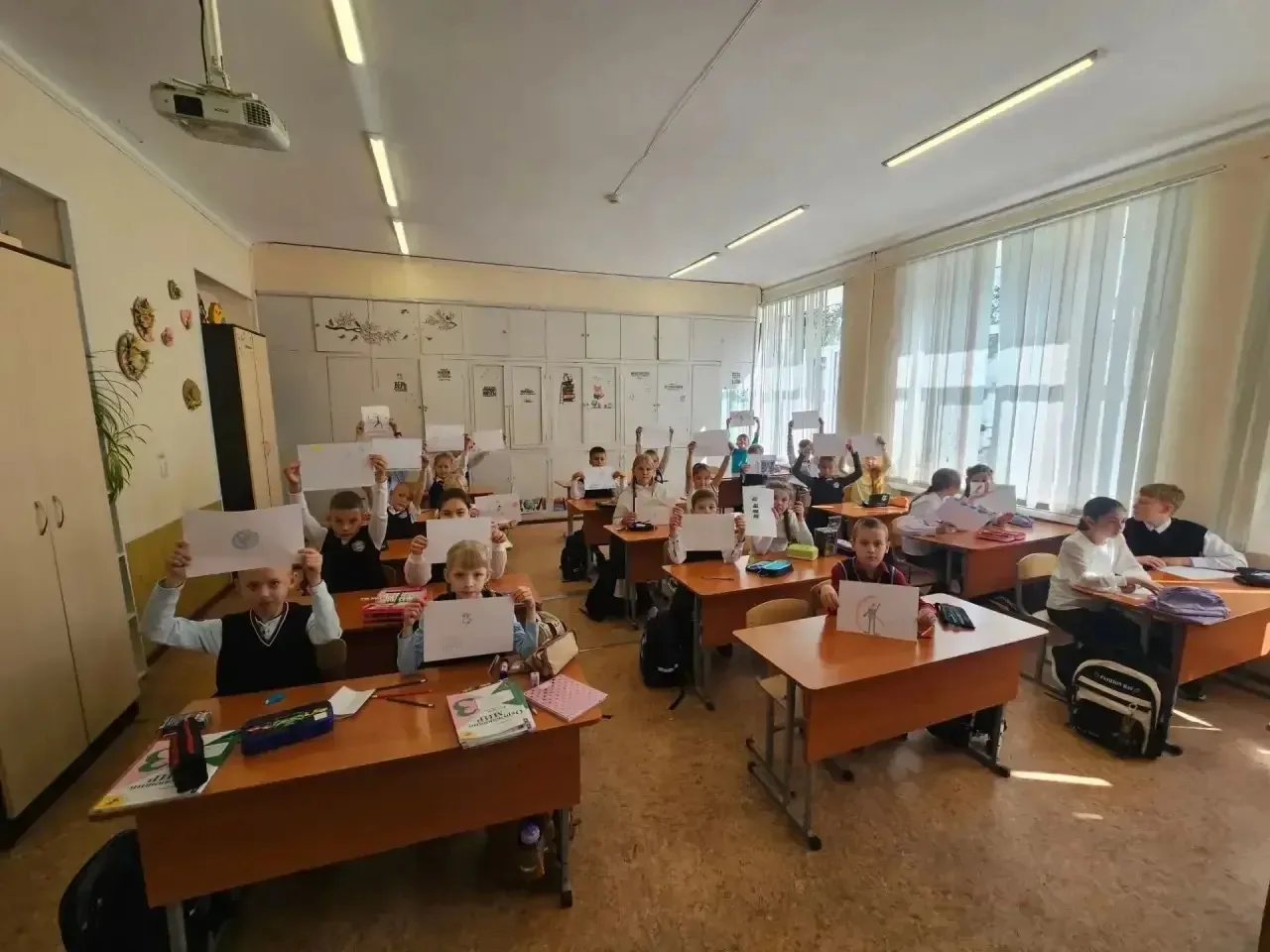 🕯 Сегодня в нашей школе прошёл классный час, посвящённый Дню солидарности в борьбе с т...