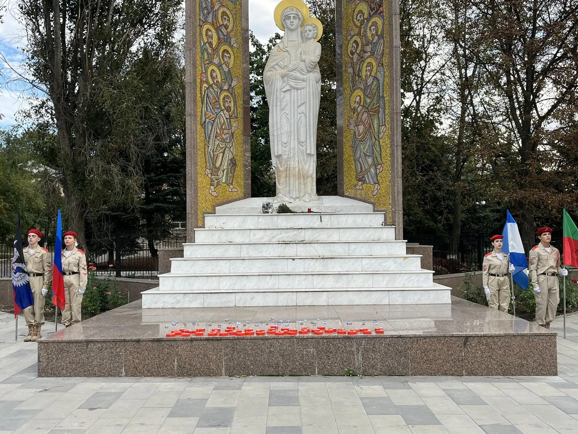 В Луганске прошло торжественное возложение цветов, посвящённое годовщине присоединения ...