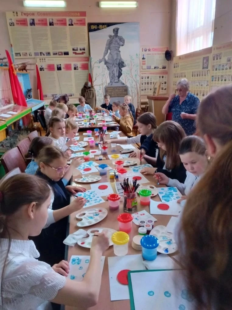 🎨 Узнали секрет кармакской росписи!  Ученики 3 «Г» класса побывали на мастер‑классе в музее — Лариса