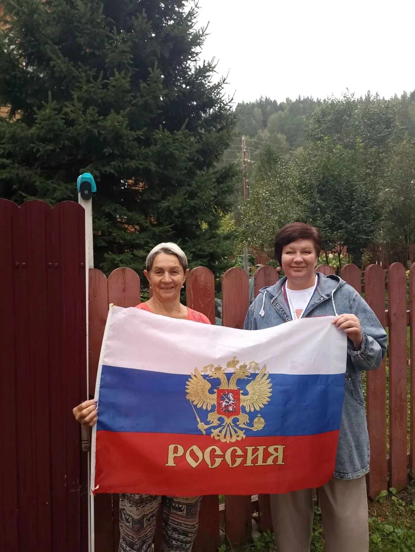 Ко Дню Государственного флага России на улицах турбазы Катунь прошла акция «Триколор ро...