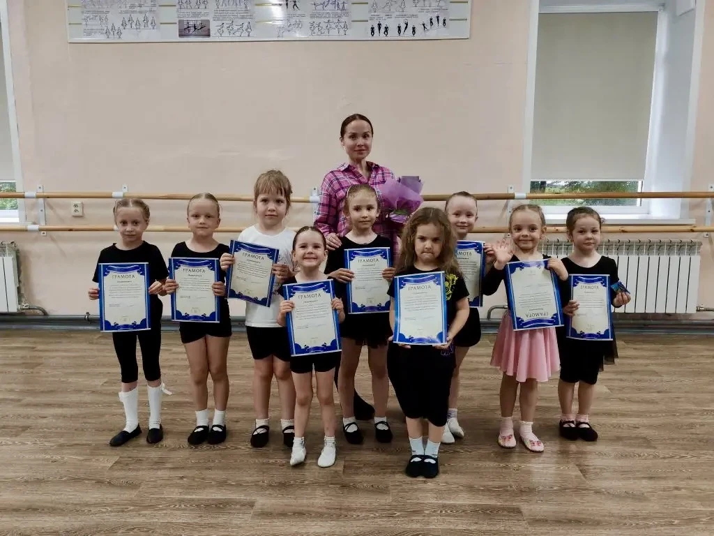 Открытый урок маленьких звёздочек 💫

Вчера у ансамбля танца «Сияние» под руководством Брагиной Дарь