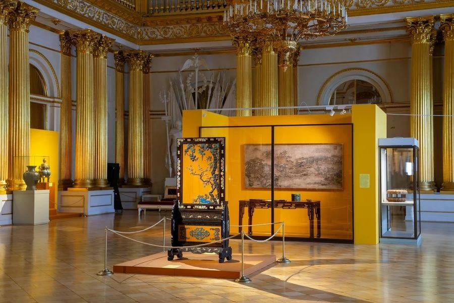 В экспозиции «Императорский Китай. Династия Цин (1644–1911)» представлены драгоценные изделия, котор