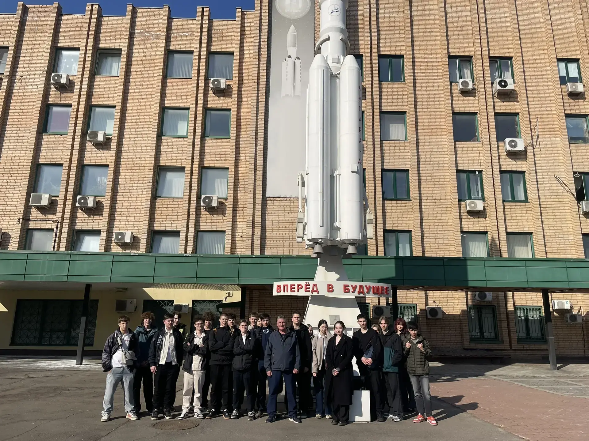 🛰 9-е классы посетили музей истории «Государственный космический научно-производственный центр имени
