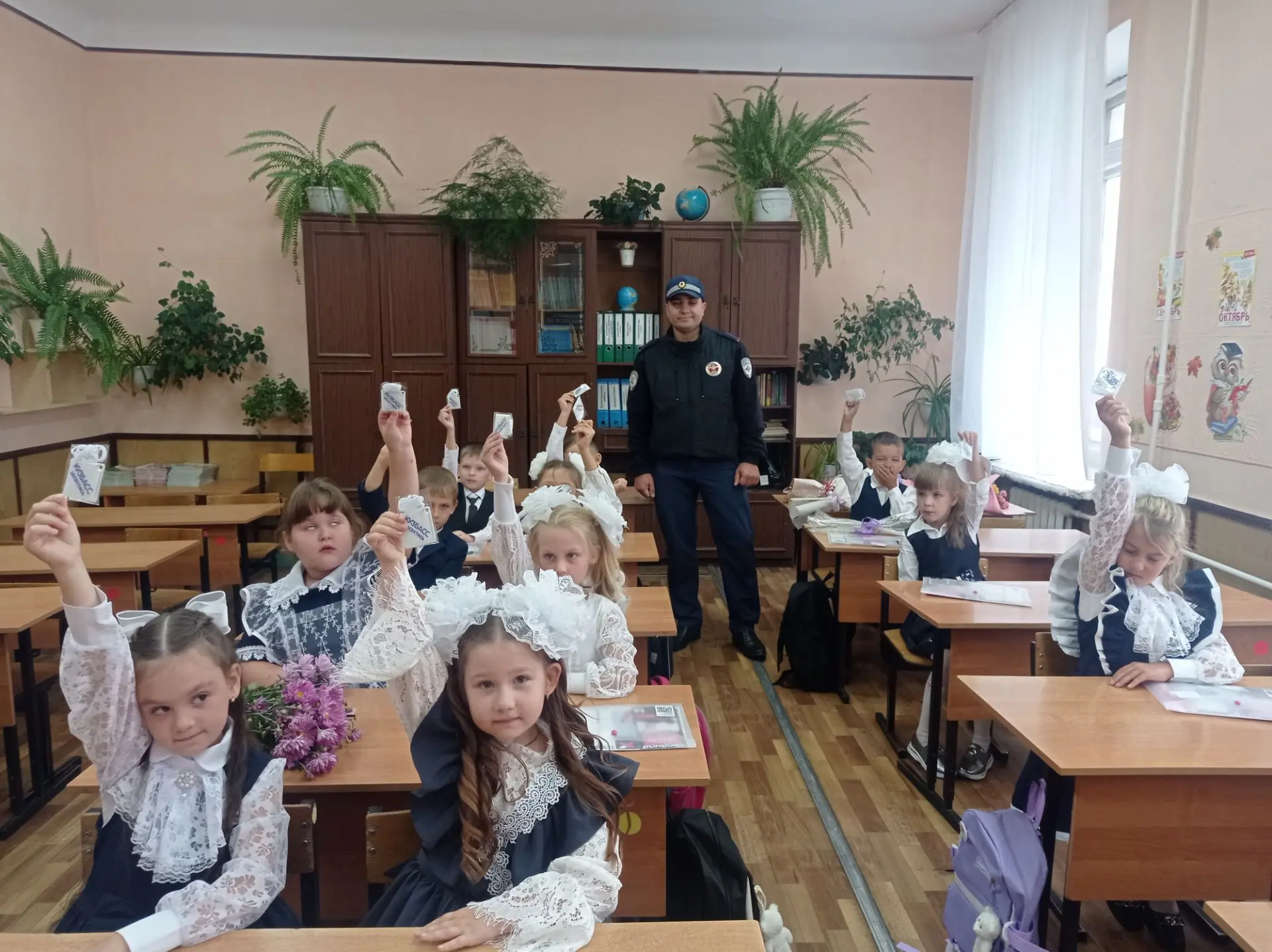 Безопасность на дороге: первоклассники получили свои первые фликеры