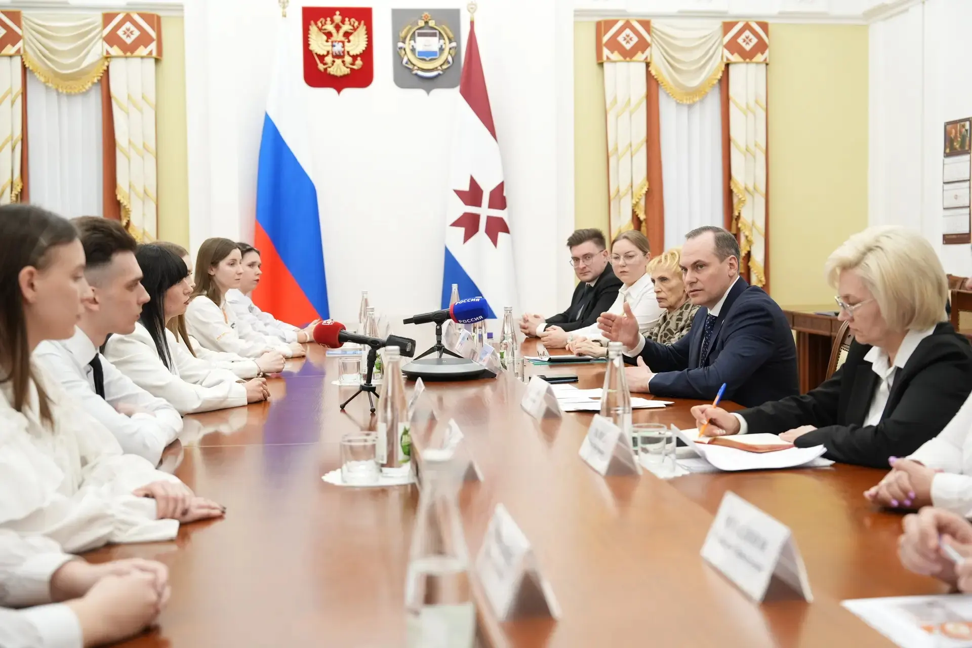 Важная встреча Главы Республики Мордовия с советниками по воспитанию! 🤝  Вчера состоялась встреча Гл