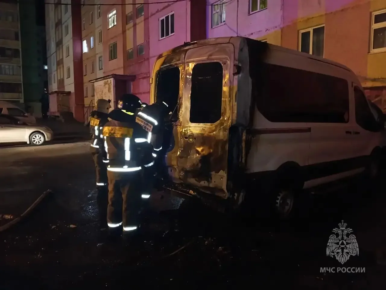 В Норильске потушили пожар в гараже, а в Дудинке -  загоревшуюся после ДТП машину