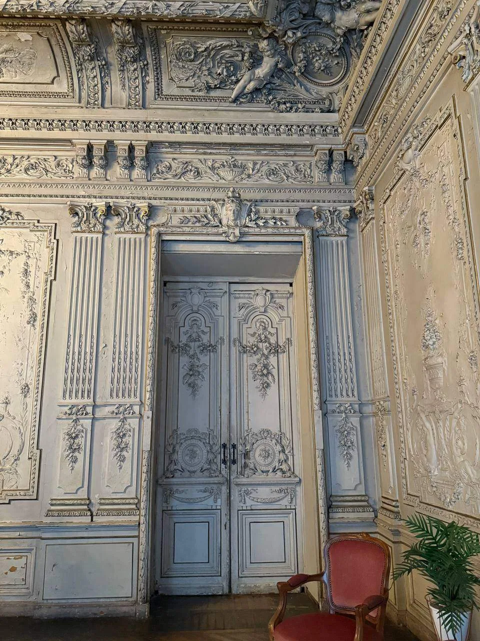 🏛 Интерьеры особняка Брусницыных

📌 Интерьеры украшены зеркалами, мрамором, бронзовыми люстрами и 