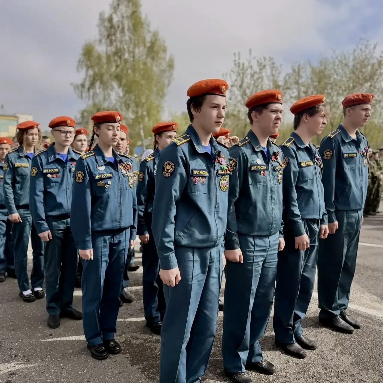 Мы помним! Мы гордимся!  В День Победы учителя и ученики прошли в рядах «Бессмертного полка», сохран