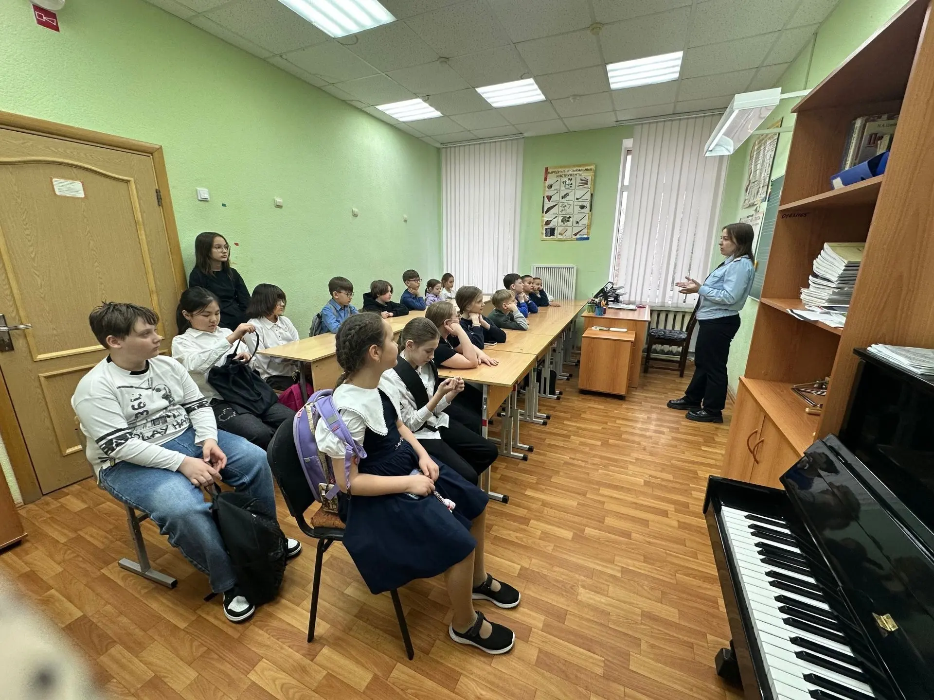 Профилактическая беседа инспектора ГИБДД с учащимися школы о правилах дорожного движения.