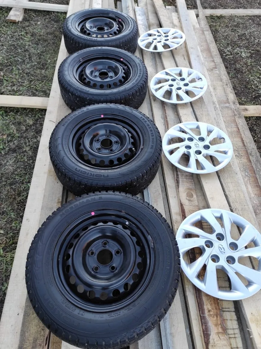 Продам зимние шины с дисками и колпаками ,  195/65R15  , разболтовка 5×114,3 .стояли на...