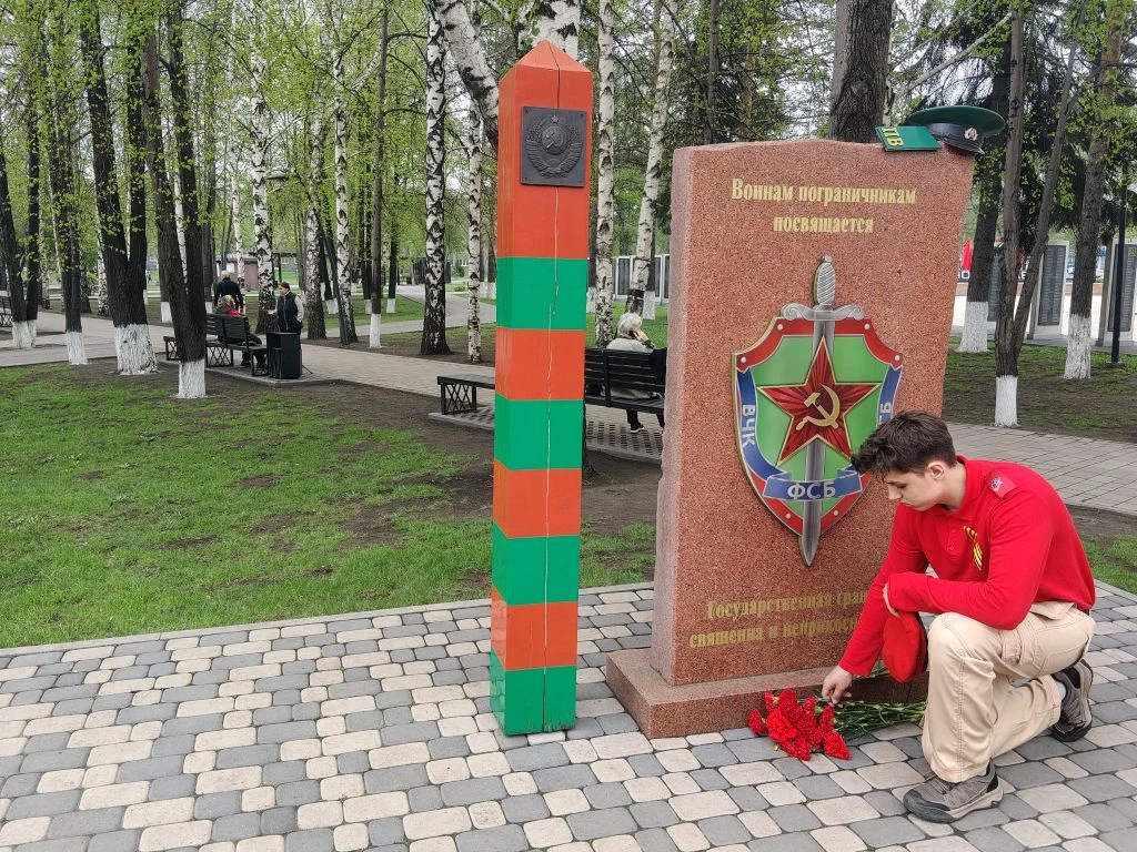 🇷🇺Этих дней не смолкнет  слава.. 🇷🇺 8 мая учащиеся школы приняли участие в церемонии возложения живы