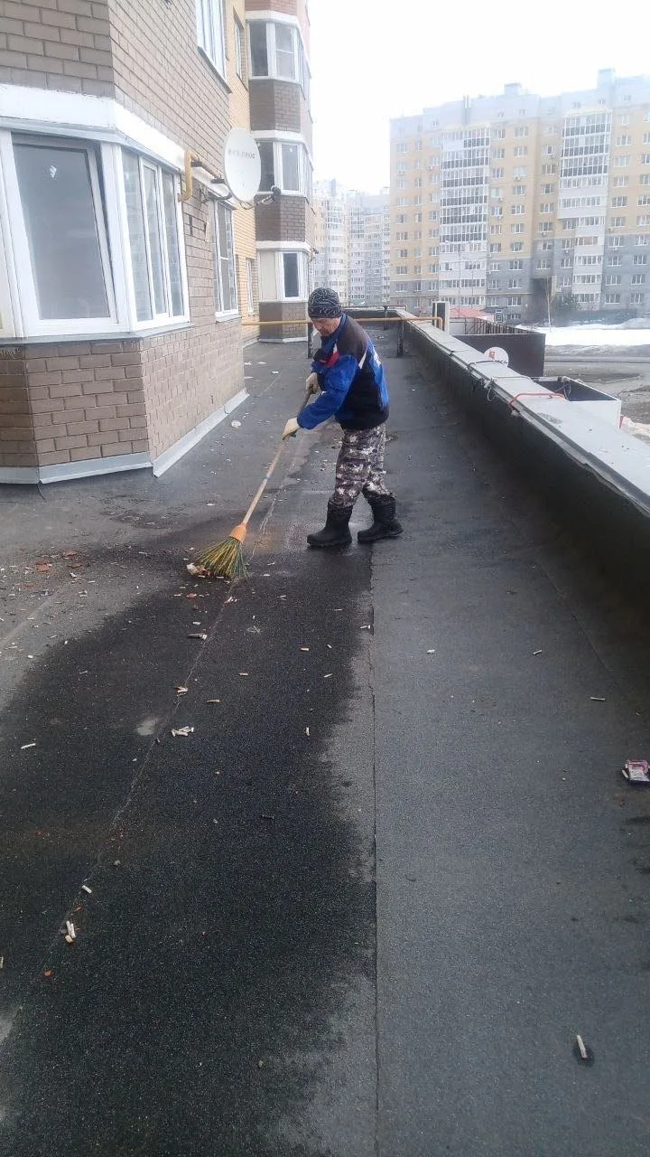 Уборка кровли по ул. Ф. Лукина д.1