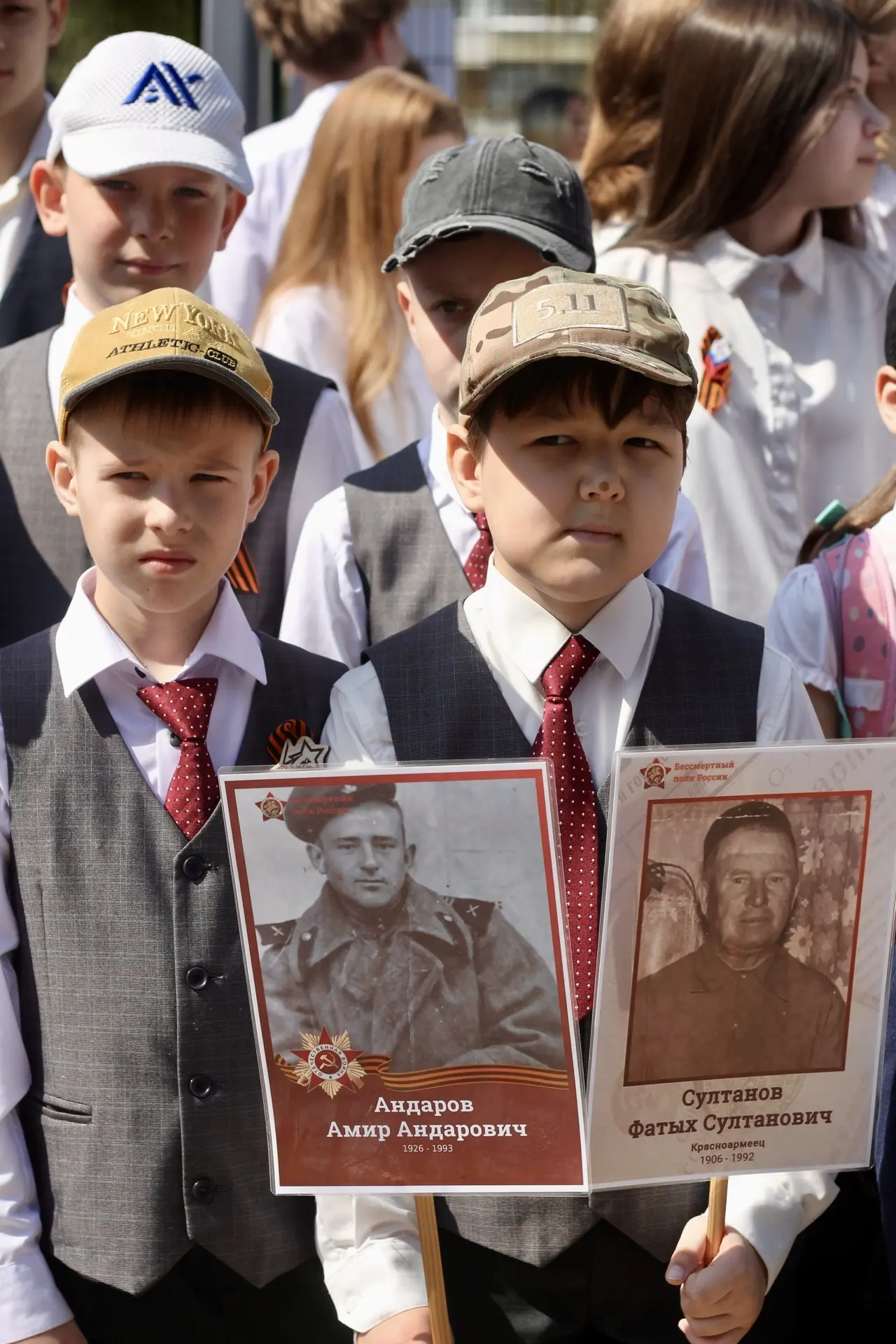 🕯️ Бессмертный полк живых и павших дедов, Прошедших путь дорогами войны. Бессмертный полк, шагнувший