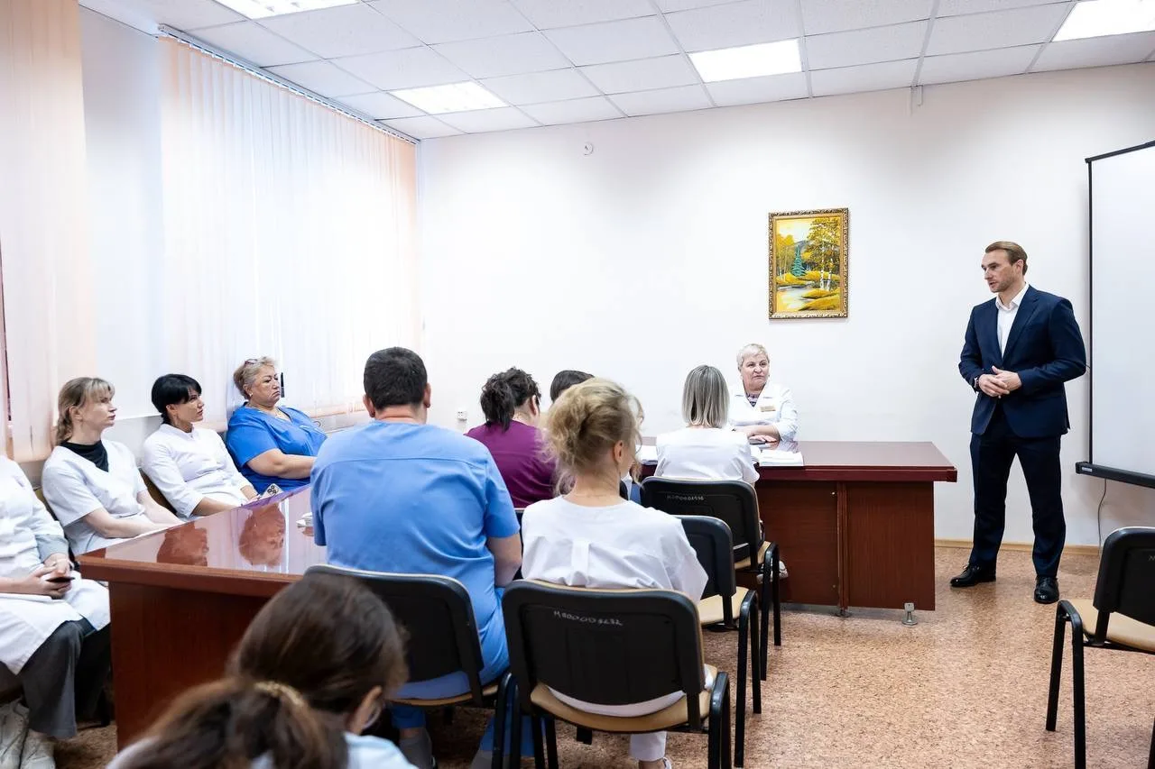 Сегодня почти весь день посвятил встречам с медработниками.