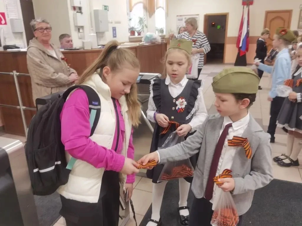 ПАМЯТЬ В СЕРДЦЕ КАЖДОГО!  🏫Наша школа завершила предпраздничный день акцией «ГЕОРГИЕВСКАЯ ЛЕНТОЧКА»,