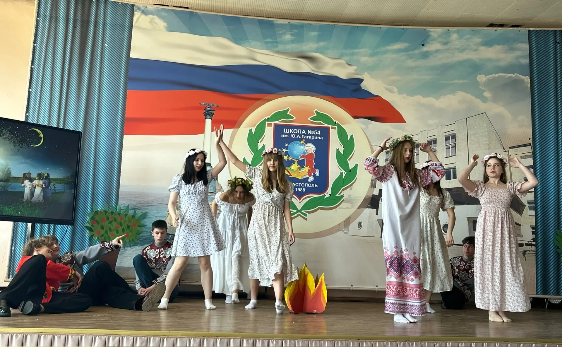 🇷🇺Фестиваль «В дружбе народов — единство России» набирает обороты — теперь выступают ученики 7‑х и 8