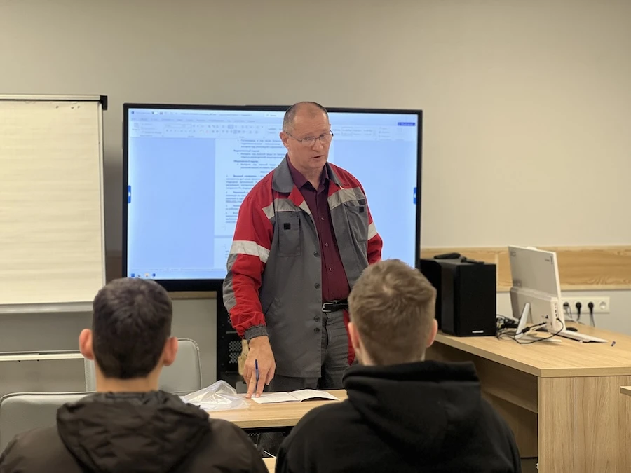 Первая зарплата до диплома: РУСАЛ принял студентов КрИМТа на практику