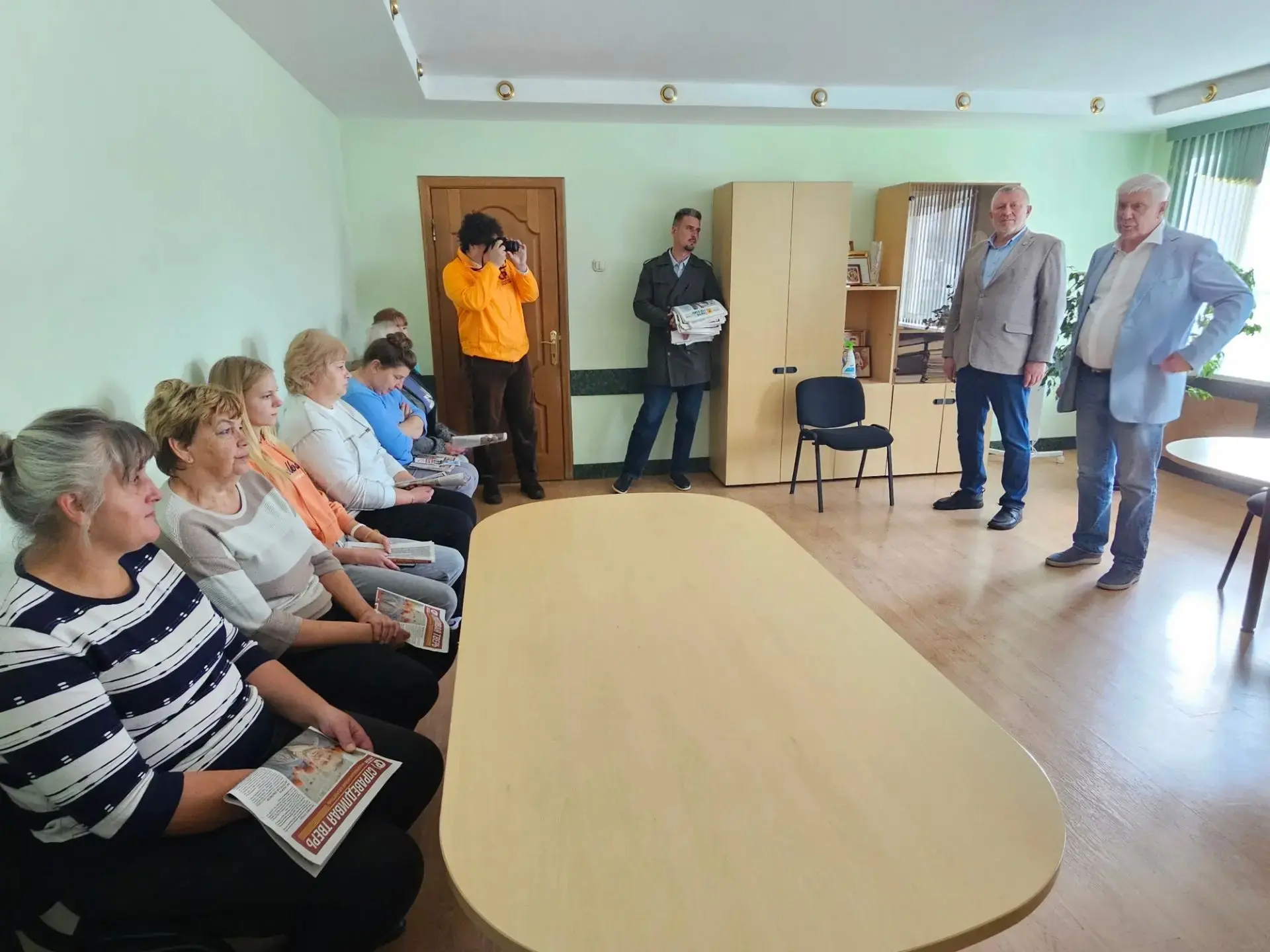 Рабочий день начал со встречи с избирателями в п. Сонково.