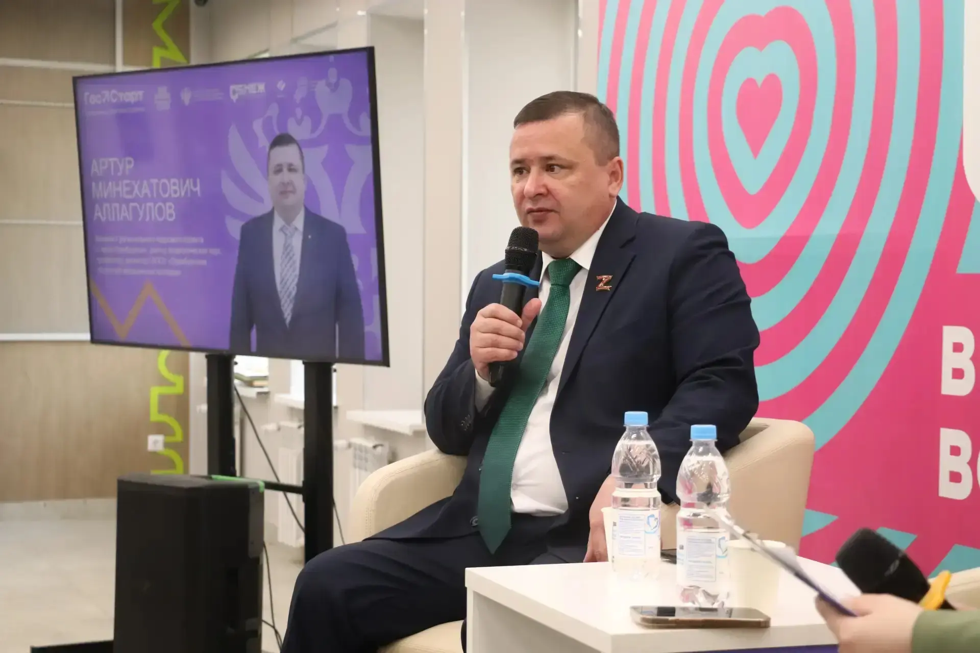 Патриотизм как созидание: в Оренбуржье обсудили связь поколений в преддверии Дня Победы   Молодежь О