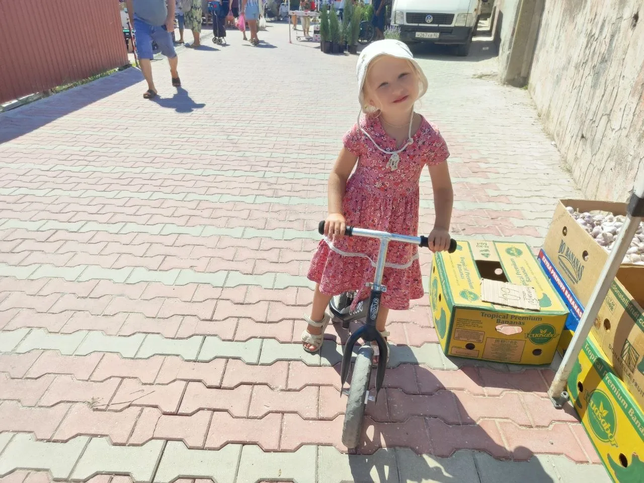 На рынок сегодня ходили. Это вход на рынок, первая палатка, дальше очень прилично было ...