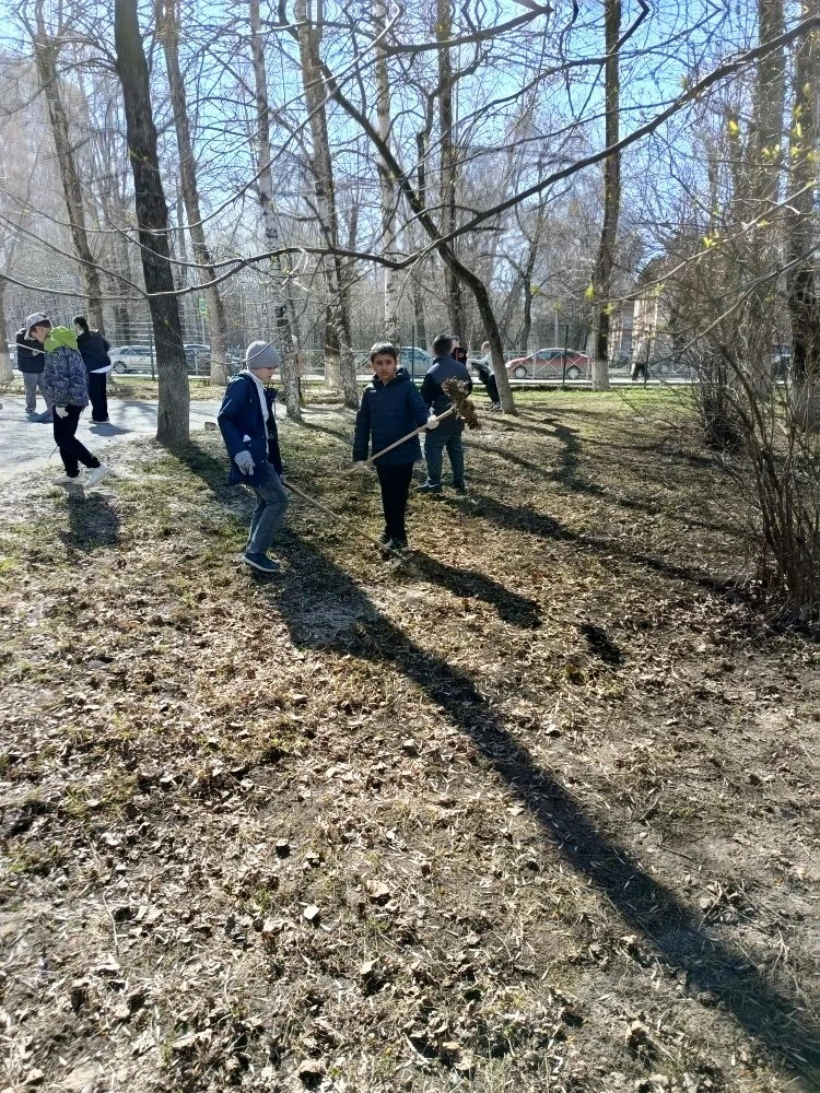 Трудовой десант 4 «В» 🧹🌱  Сегодня, 17 апреля, наш 4 «В» приобщился к общему делу - труду на благо. Р