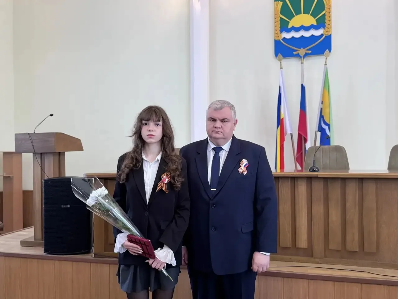 Глава Азовского района Сергей Комаров вручил ордена и медали семьям погибших героев СВО  В администр