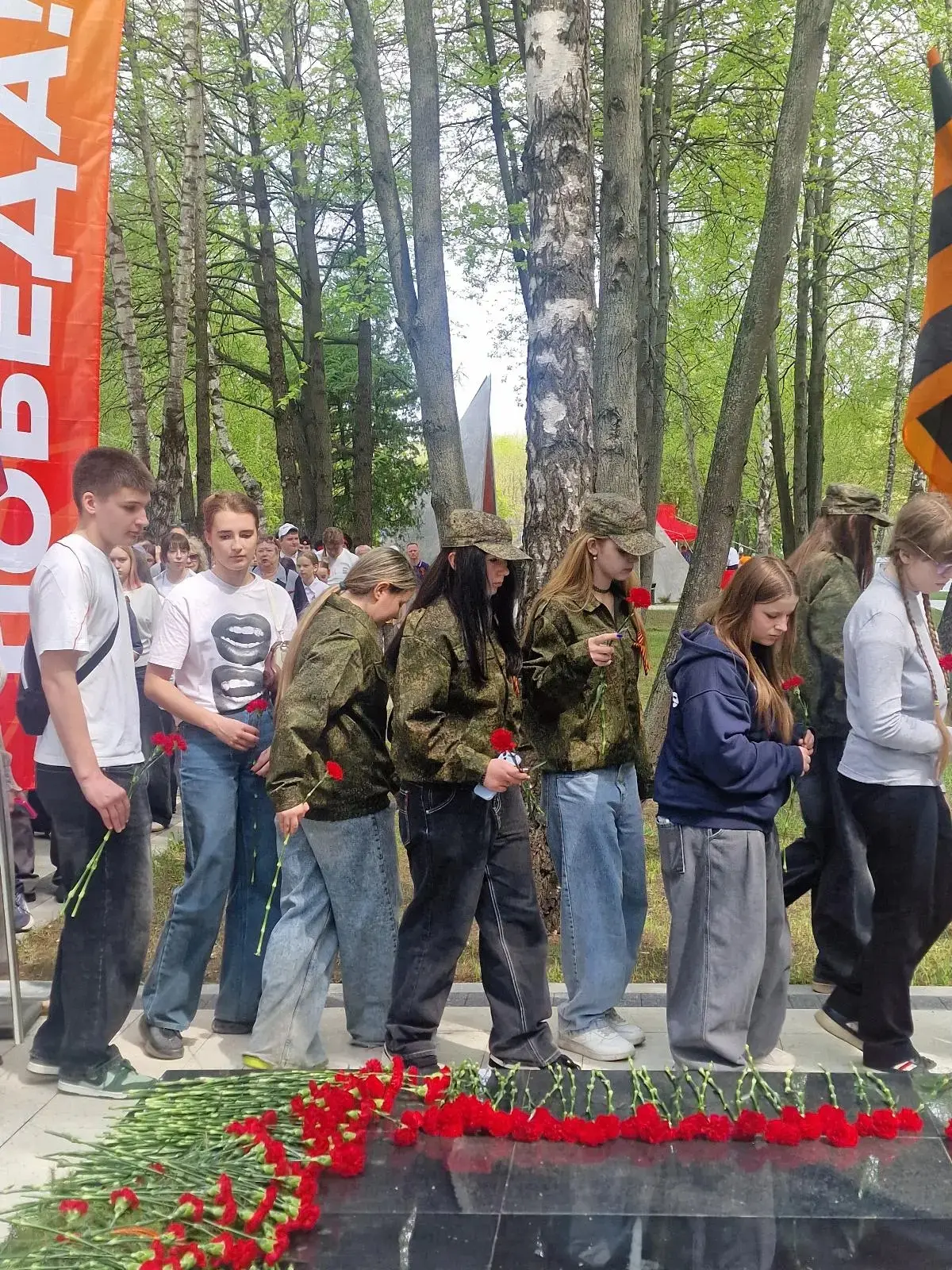 «Возложите цветы на могилу солдата, Он за нас воевал под Москвой когда-то. Возложите цветы и колено 