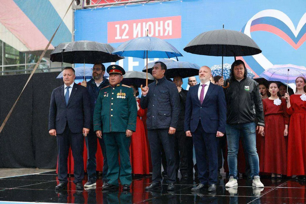 ⚡️В День России в Иркутске развернули триколор длиной 50 метров.
