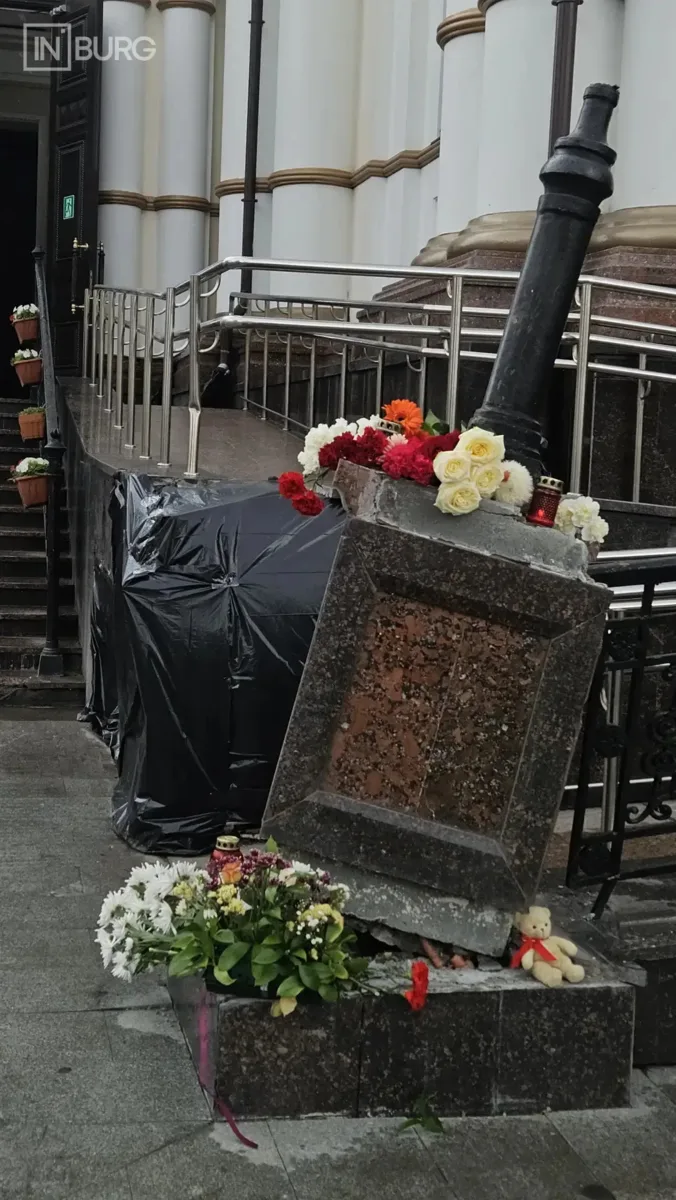 🕯️ Жители Екатеринбурга несут цветы и игрушки к месту трагедии у храма «Большой Златоуст»