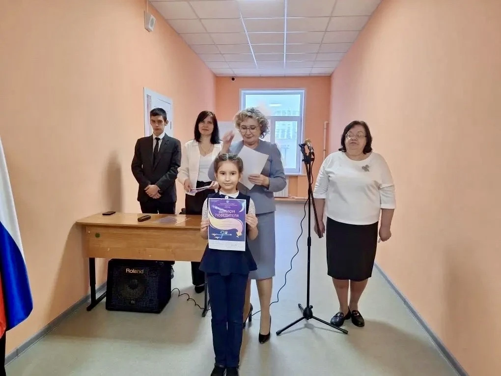 ✅По традиции новую учебную  неделю  в МБОУ «Первомайская средняя общеобразовательная школа» начали с