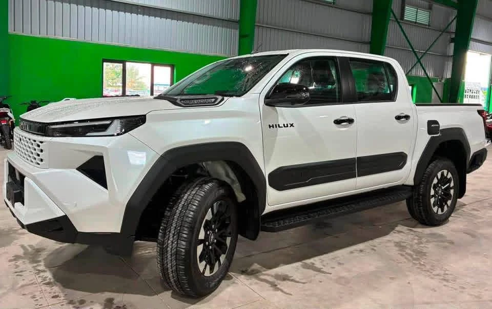 Представляем вашему вниманию легендарный пикап Toyota Hilux 2.8 Diesel в новом кузове.